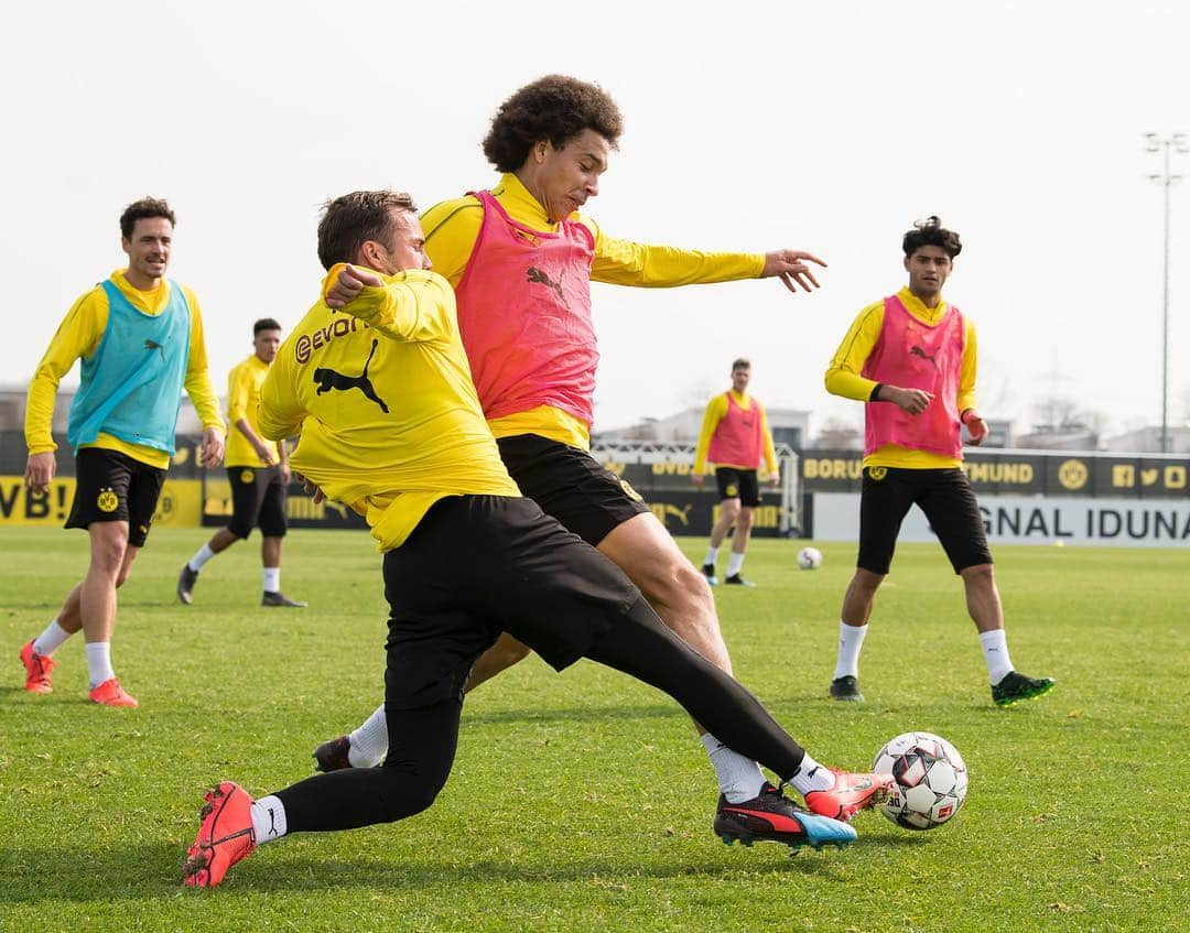 ボルシア・ドルトムントさんのインスタグラム写真 - (ボルシア・ドルトムントInstagram)「💪 Working hard to be ready for saturday! 😏 #bvb #borussiadortmund #bundesliga #fcbbvb #💛」4月4日 0時41分 - bvb09