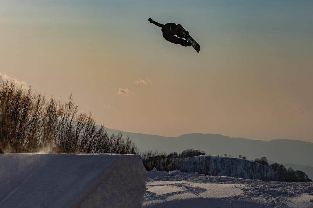 大久保勇利さんのインスタグラム写真 - (大久保勇利Instagram)「⛰ @aomorispring  #ink_movie 🌍✈︎🚀🛸🌈 @epic_snowboardingmagazine」4月4日 0時40分 - yuriokubo727