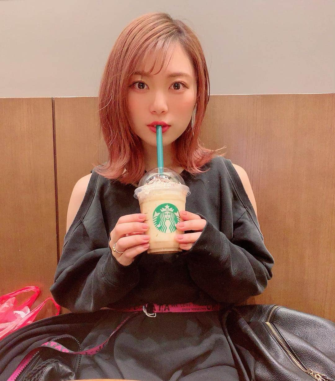 美木優希奈さんのインスタグラム写真 - (美木優希奈Instagram)「ティラミス飲んだー！！ やっと飲めました。 期間限定の逃すと落ち込む笑 ・ ・ #starbucks #frappucino #tiramisu #new #drink #cake #desert #delicious #yummy #sweets #cafe #photo #japan #tokyo #fashion ##hair acoustic #singer #song #writer #guitar #スタバ  #すたば新作 #ティラミス #ティラミスフラペチーノ #弾き語り #お台場」4月4日 0時40分 - yukina_miki