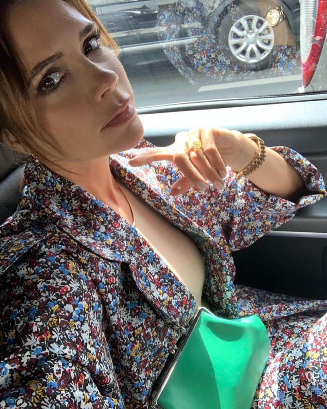 ヴィクトリアベッカムさんのインスタグラム写真 - (ヴィクトリアベッカムInstagram)「Back on the road in florals. The perfect spring trench coat and split front trousers from #VBSS19. X VB」4月4日 0時45分 - victoriabeckham