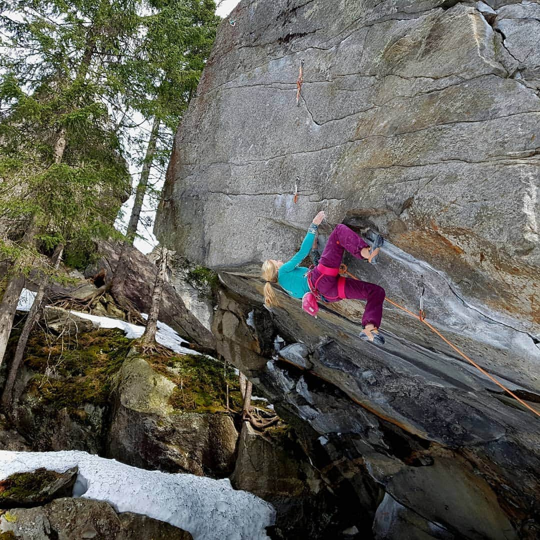 カタリーナ・ザーヴァインさんのインスタグラム写真 - (カタリーナ・ザーヴァインInstagram)「Unexpected project send yesterday! I went to Zillertal and tried an old nemesis 'Graceland' 8b, which i couldn't do even in my fitter days... Short, hard, burly, cold, but oh how nice it was to touch some granite again!!! @marmot_mountain_europe @lasportivagram @petzl_official #zillertal #climbing #rockclimbing #klettern #keeptrying #itsgreatoutthere #accesstheinaccessible #foryourmountain」4月4日 0時45分 - katha_saurwein