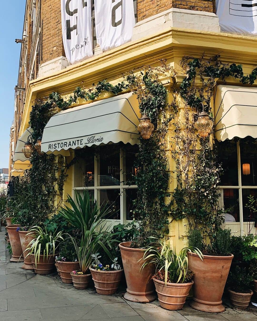 MR PORTERのインスタグラム：「Dinner this eve? We'll meet you at Gloria Trattoria—a little slice of the Italian Riviera in the middle of Shoreditch. We challenge you not to at least try the tiramisu.⁣ -⁣ Head to the link in bio to discover more about our newest recommendation from the #MRPORTERstylecouncil @iwcwatches」