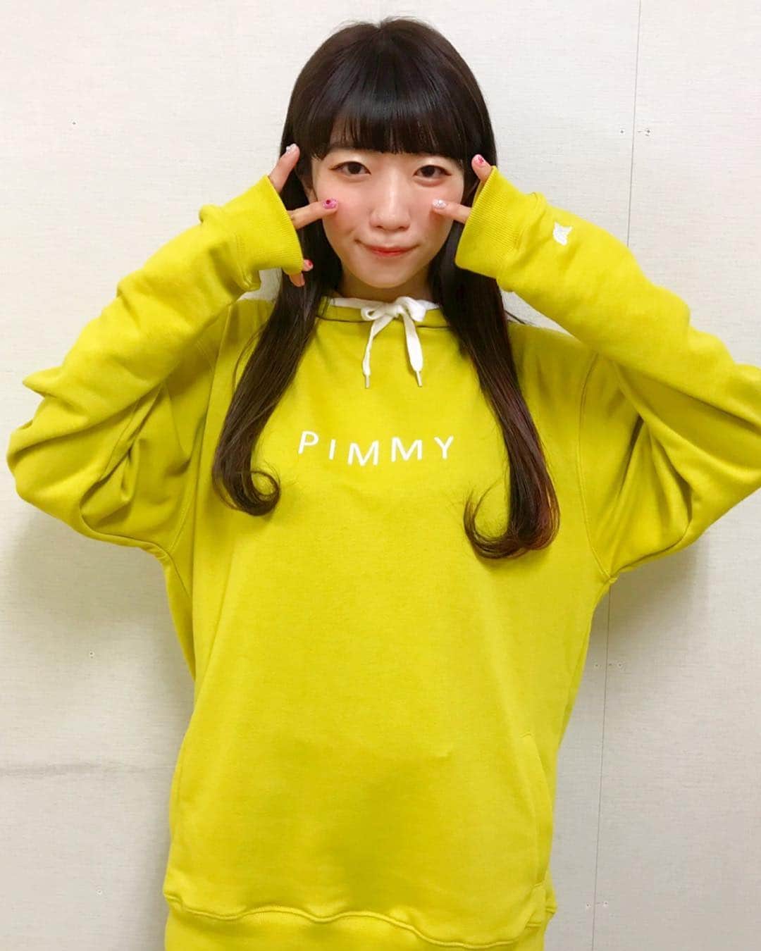 ぱいぱいでか美のインスタグラム：「夏焼雅ちゃんが立ち上げた新ブランド「PIMMY」♡ 先日の先行販売でゲットしました！ ꙳ #pimmy #hoodie #夏焼雅 ちゃん #SATOYAMA #俺はインスタグラマーになりてぇ ꙳ 2枚目の写真は船木結ちゃんリスペクトです。笑 先日のSATOYAMA&SATOUMIイベントで 新沼希空ちゃんから買わせて頂きました〜！ 馴染みやすい色のイエローで可愛い。 あとSATOYAMAパーカーだとカントリーとつばきが着てたのがイエローですもんね！ね！ 袖にいる蝶のモチーフがめちゃくちゃ可愛い(T . T)♡ いっぱい着ます♡ みやちゃんブランド立ち上げおめでとうございます♡ . #大恋愛体質 リリース日でした！ みなさんのおかげでようやくたどり着いたリリース日。 ゴールじゃなくやっとみんなの元に音楽が届く日なので気を引き締めて曲を責任持って育てていくし 私も曲に育てられたい〜！ ハイライトの「CDが出ます！」をチェックしてね。 明日はHMV&BOOKS SHIBUYAでリリースイベントです！ 待ってる！」