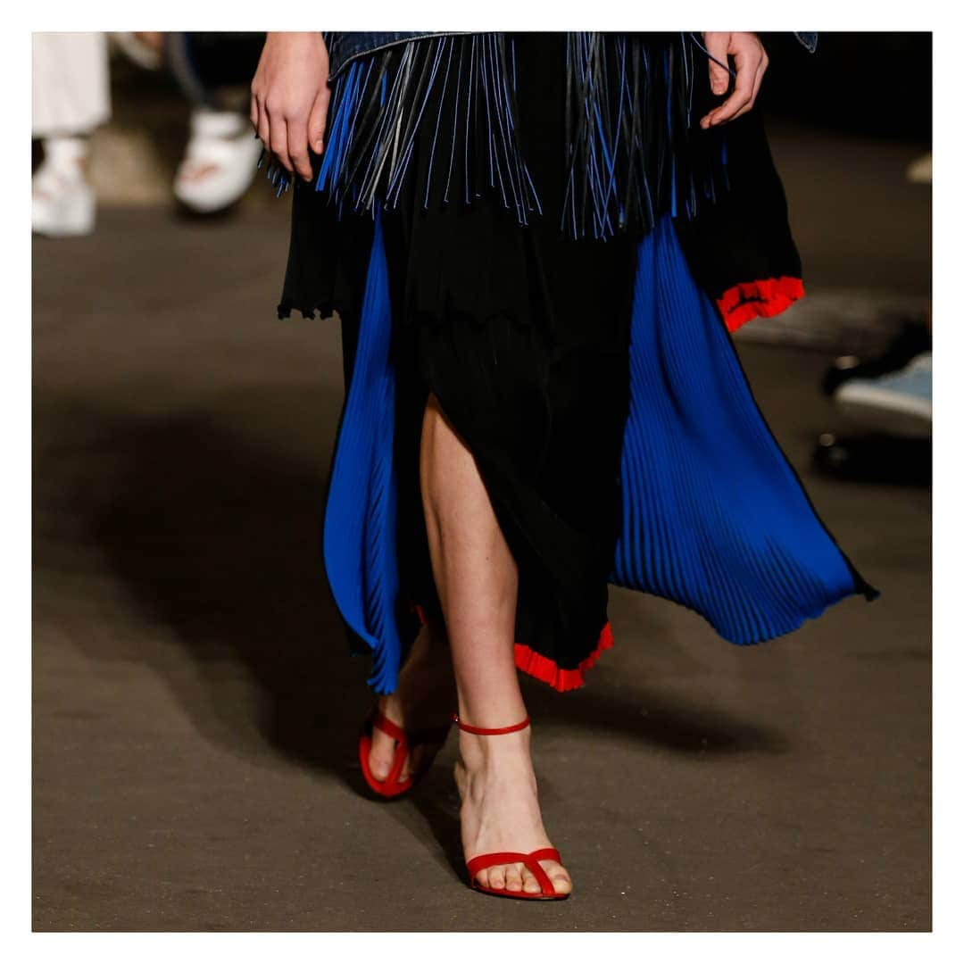 ソニアリキエルさんのインスタグラム写真 - (ソニアリキエルInstagram)「Put a spring in your step with elegant pleats!  #SoniaRykiel #Fashion #Pleats #Runway #SS19 #Paris」4月4日 0時47分 - soniarykiel