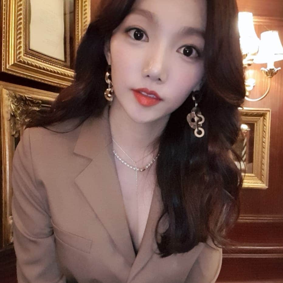 イ・チェヨンさんのインスタグラム写真 - (イ・チェヨンInstagram)「(볼살과 턱만 없어짐) 😔」4月4日 0時48分 - chyoung15