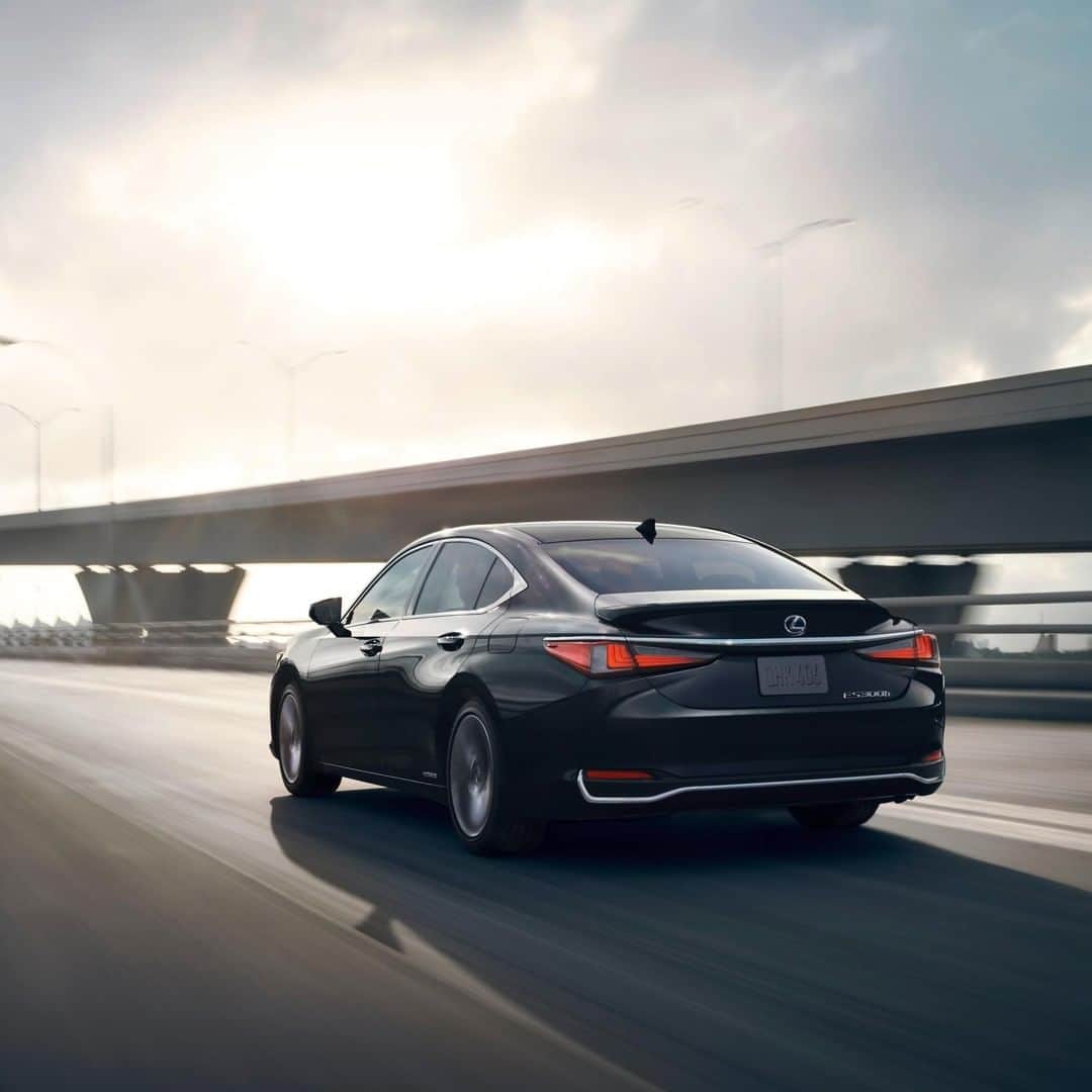 Lexus USAさんのインスタグラム写真 - (Lexus USAInstagram)「The evolution of elegance. #LexusES 300h」4月4日 1時00分 - lexususa