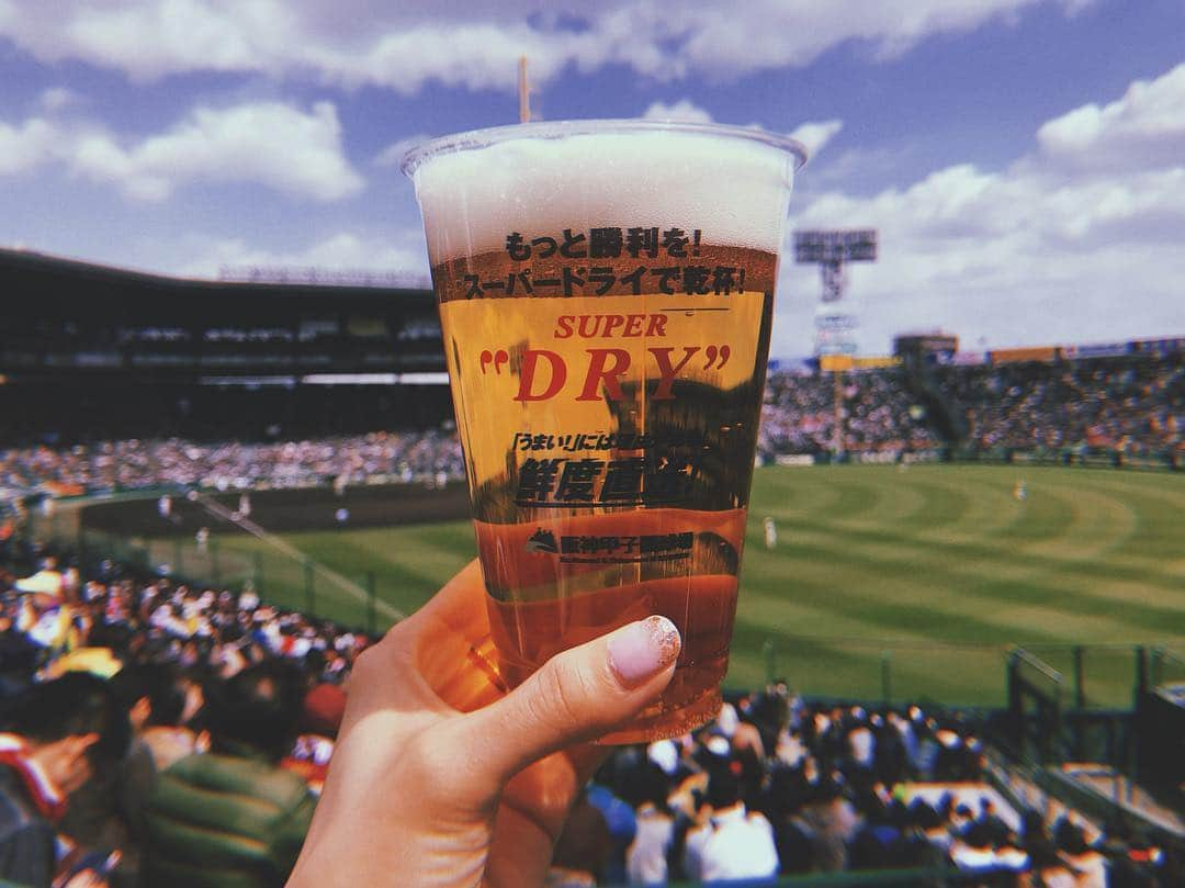 結城はゆるさんのインスタグラム写真 - (結城はゆるInstagram)「またもや前日決定の弾丸甲子園旅⚾️ アルプス席のとある場所🚩がもはや定位置。笑 ビール🍺を撮る習慣も恒例化。笑 平成最後の高校野球、ありがとう🙏 そして前日に急遽連絡して📲 一緒に行ってくれたあやこさんにありがとう😭✨ . #高校野球 #センバツ #決勝 #弾丸甲子園 #前日に決まる #ビール #アルプス席 #定位置」4月4日 0時51分 - yuuki__hs