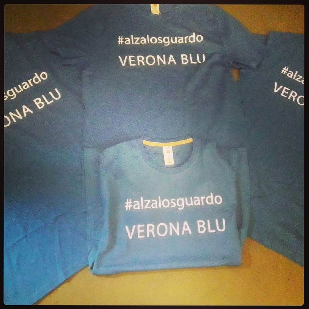 ACキエーヴォ・ヴェローナさんのインスタグラム写真 - (ACキエーヴォ・ヴェローナInstagram)「👕💛💙 In occasione della Giornata internazionale per la consapevolezza dell’autismo, domani i gialloblù scenderanno in campo con una maglia speciale, VERONA BLU, ALZA LO SGUARDO!  On the occasion of the International Day for the awareness of autism, tomorrow ChievoVerona will take the field with a special shirt! #chievoverona #chievo #autismo #calcio #football #life #together #gialloblù #shirt」4月4日 0時53分 - acchievoverona