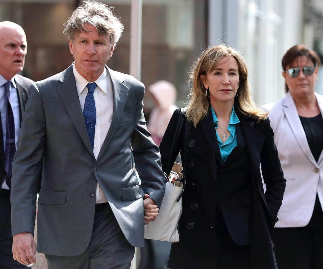 NBC Newsさんのインスタグラム写真 - (NBC NewsInstagram)「#FelicityHuffman arrives to a federal court in #Boston to face charges in a nationwide #college admissions scheme. . 📷 Charles Krupa / @apnews」4月4日 1時08分 - nbcnews