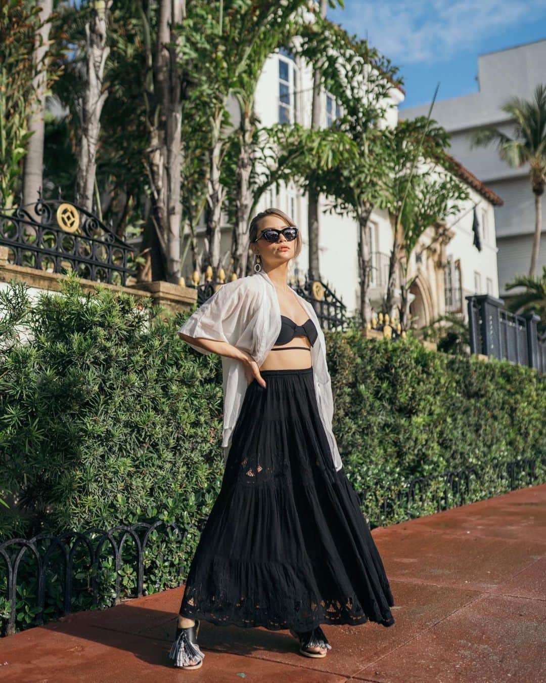 のインスタグラム：「Wearing @fenys.co in front of the Versace Mansion 🖤  #fenyselements #versacemansion #miami」