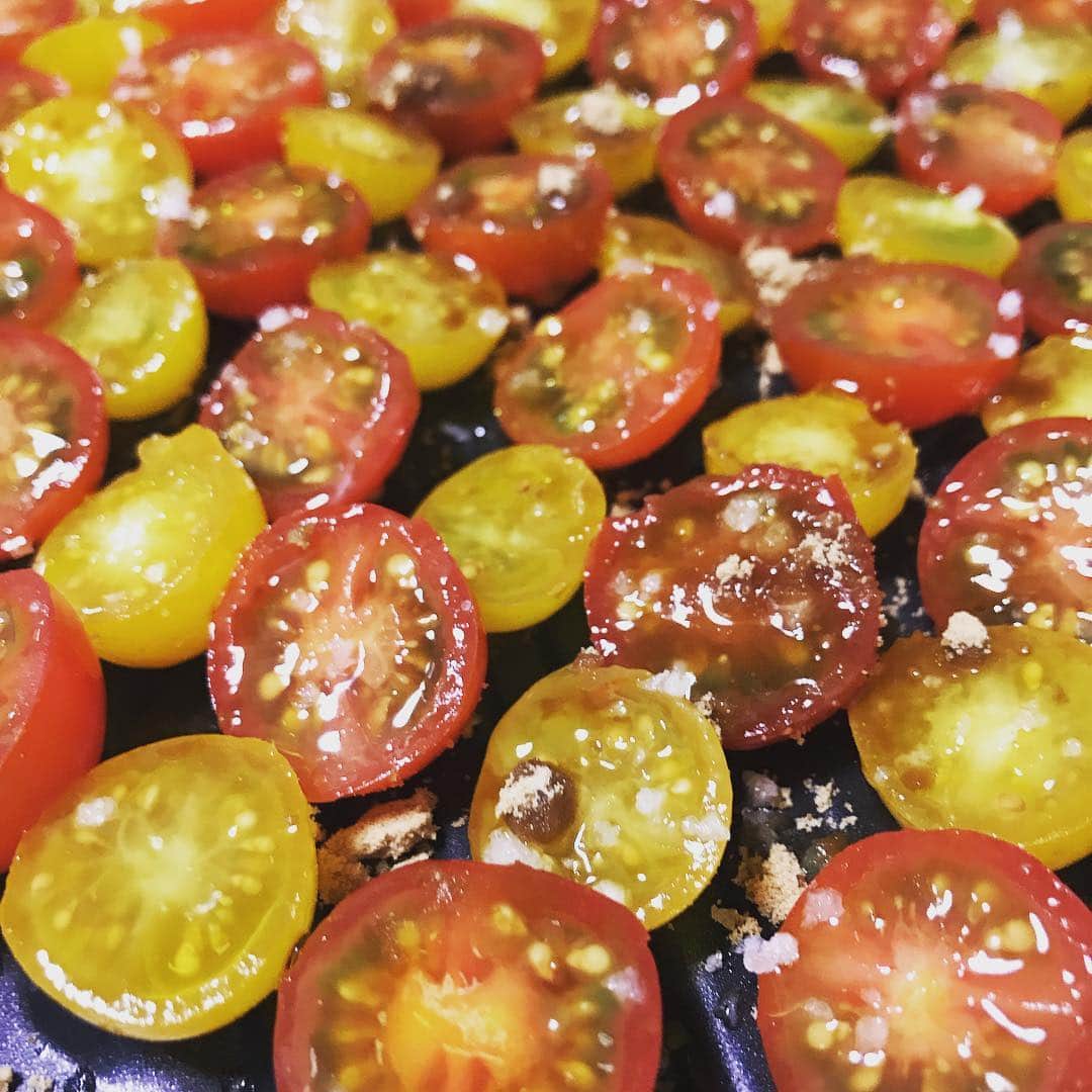 のインスタグラム：「深夜のレシピ起こし。 今日は病みつきセミドライトマトを作りました。 さ、寝よう。  #セミドライトマト #ドライトマト #ドライトマトのオイル漬け #やみつき #レシピ #オーブン #低温調理 #塩 #ソルトコーディネーター #青山志穂」