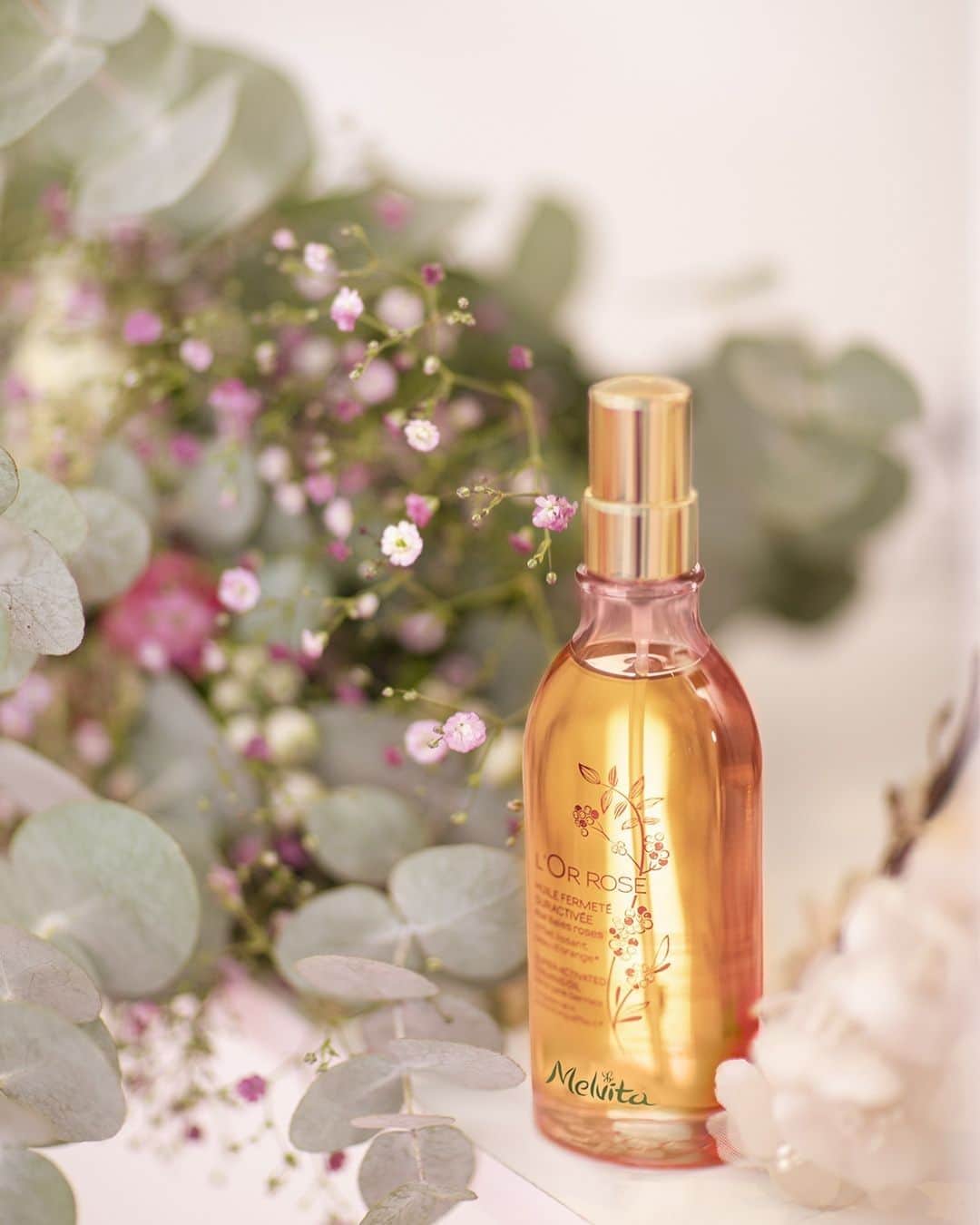 Melvita Officialのインスタグラム：「Vous cherchez un allié pour raffermir votre silhouette à l’approche des beaux jours? ☀️⠀ ⠀ Octavie Escure, danseuse de renommée internationale a fait son choix: L’Huile Fermeté L’Or Rose 🌹⠀ ⠀ ✅naturelle et bio⠀ ✅Facilite le déstockage des graisses et améliore l’effet peau d’orange ⠀ ✅Pénètre rapidement⠀ ✅Parfum pétillant et frais!⠀ ⠀ Et vous? Vous vous préparez comment à l’approche des beaux jours?⠀ ⠀ #Melvita #Ouialabeautebio #Ardeche #madeinfrance #bio #healthy #summerbodyiscoming」