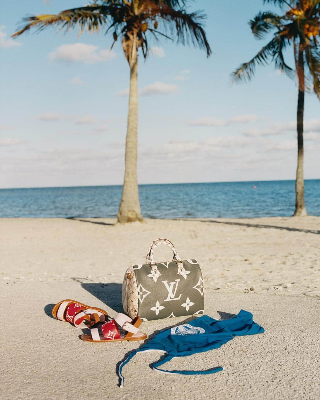 ルイ・ヴィトンさんのインスタグラム写真 - (ルイ・ヴィトンInstagram)「Summer is around the corner. The latest #LouisVuitton Capsule is a graphic ode to the spirit of beachside holidays. See the full collection of bags and accessories via link in bio. Photographed by @stef_mitchell」4月4日 1時01分 - louisvuitton