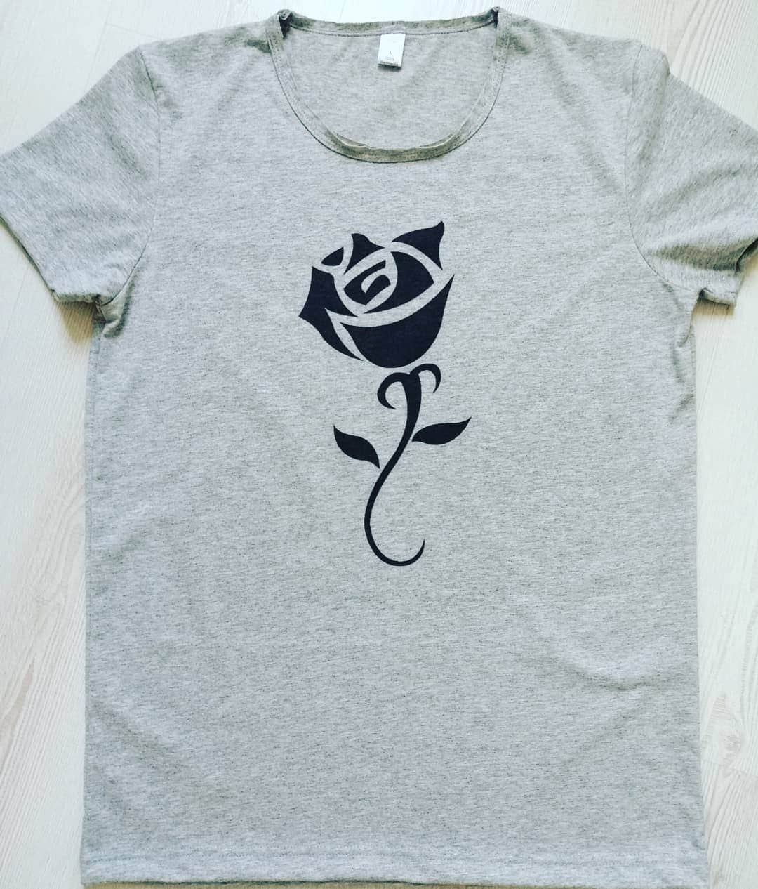 Ellieのインスタグラム：「📢 4 ADET TSHIRT SADECE 99 TL 📩 SİPARİŞ VE BİLGİ İÇİN DM  #istanbul #izmir #eskişehir#bursa #kadıköy #trabzon #Beşiktaş #Marmara #muğla #gaziantep #hatay #antakya #antalya #çanta #kızlar #erkekgiyim #gt #mizah #karamizah #butik #indirim #tshirtdesign」