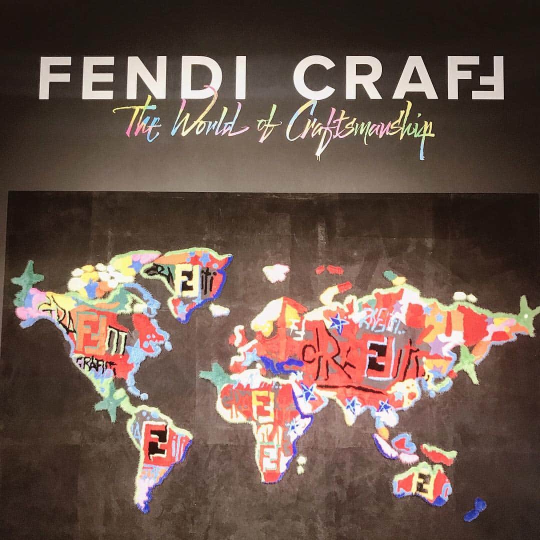 川島幸美さんのインスタグラム写真 - (川島幸美Instagram)「. FENDIが誇るクラフツマンシップとサヴォアフェールの真価ハンドメイドの力を次世代へと伝え、創作という魅力的な世界を、身近に感じるエキシビション 「フェンディ クラフ（FENDI CraFF）」開催❣️ 新しい世界が広がるストリートアートと伝統芸能のコラボでした😉✨ こんなポートレートがすぐ作れますよ〜👍 . 4月4日（木）〜17日（水） 表参道バツアートギャラリー BA-TSU ART GALLERY . #FendiCraFF #FENDI #エキシビション #フェンディ」4月4日 1時03分 - yukimikawashima