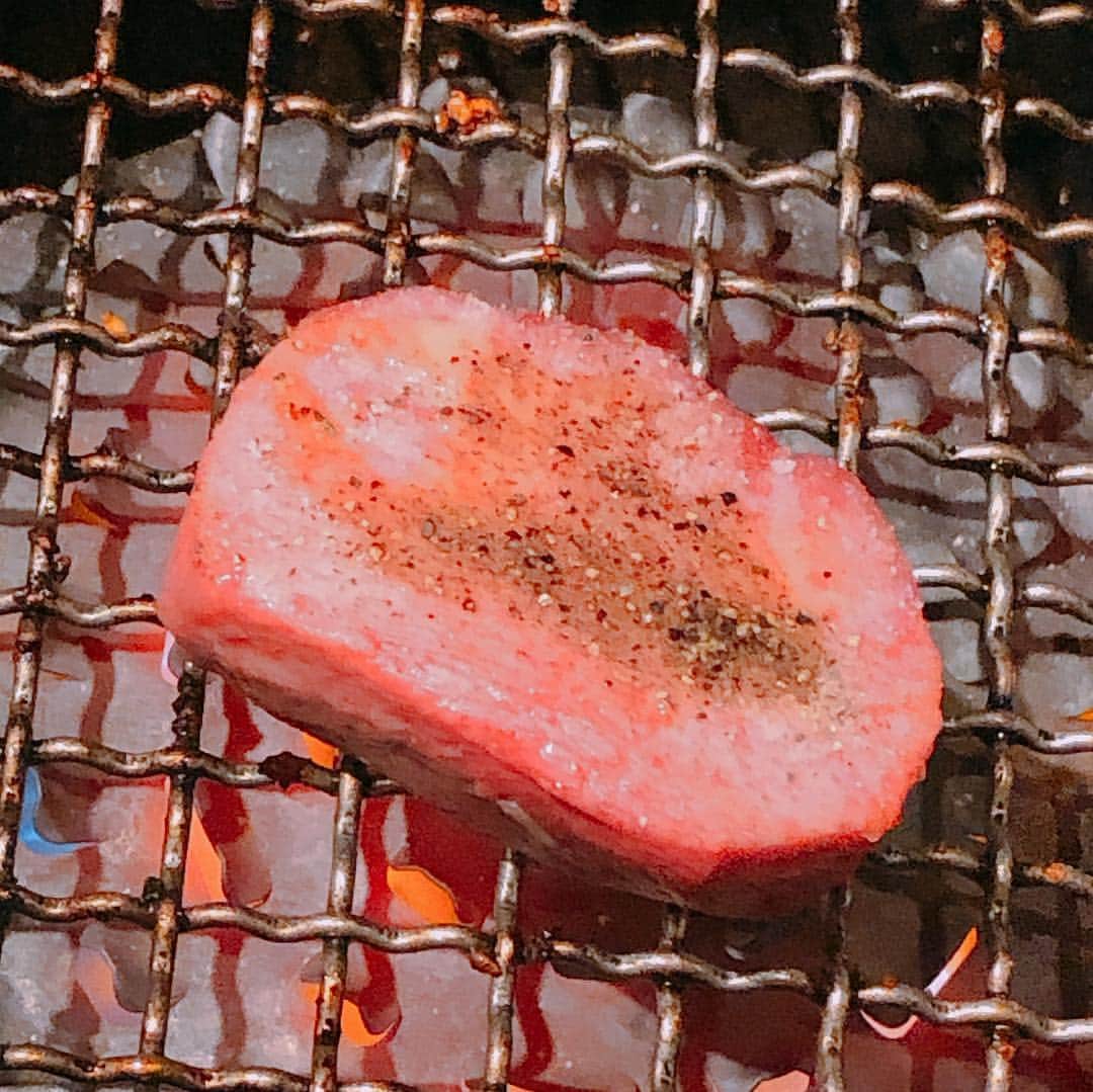 阿部洋子さんのインスタグラム写真 - (阿部洋子Instagram)「🥩 数ヵ月ぶりに集う。 ただただ美味しいものを食らう、 しがらみゼロの会。 肉厚すぎる、牛タンからスタート！ #美味しゅうございました  #焼肉 #冷麺 #肉食  #恵比寿会  #ユッチャン #hawaii」4月4日 1時04分 - hirocoring
