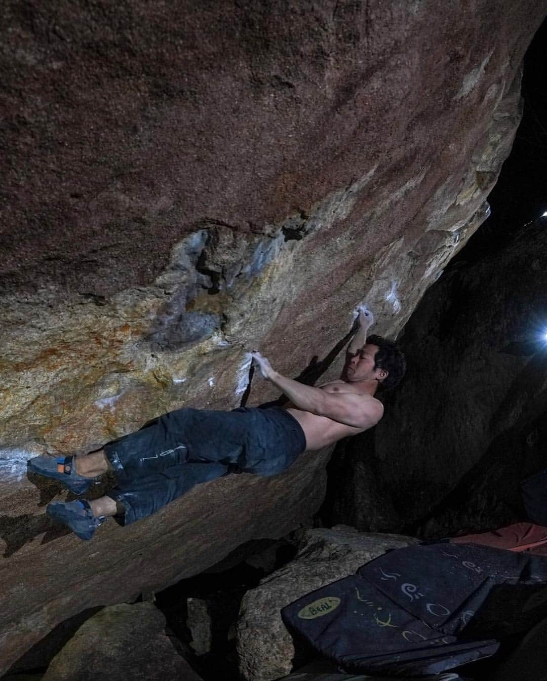 小山田大さんのインスタグラム写真 - (小山田大Instagram)「Yes! I did it!! Sent the project in Hiei today. Very nice problem. There was one reach move and I felt hard for myself. Probably V13/14. After this, I tried the next project after sunset and made a little progress. This project is really hard. Good weather continues recently, and the future looks good. I want to do my best. 今日比叡の開拓エリアでトライしていたプロジェクトを完成させました。 核心は左手のカチから甘く遠いリップに飛ぶムーブで自分には難しかった。 リーチによってグレード感が違いそうなのでV13/14  4/5段と幅を持たせてみました。見た目もムーブも非常に見栄えする課題です。 これでルーフＰに集中出来そう。 今日はちょっとだけ前進。」4月4日 1時04分 - dai_koyamada