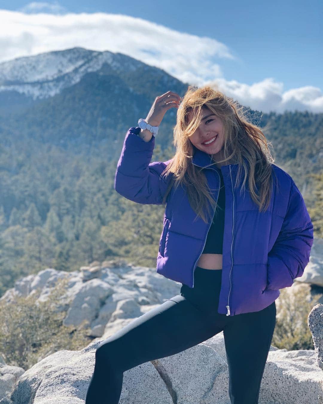 アリソン・リーのインスタグラム：「Why are mountains so funny? Because they are so high HA HA 😶」