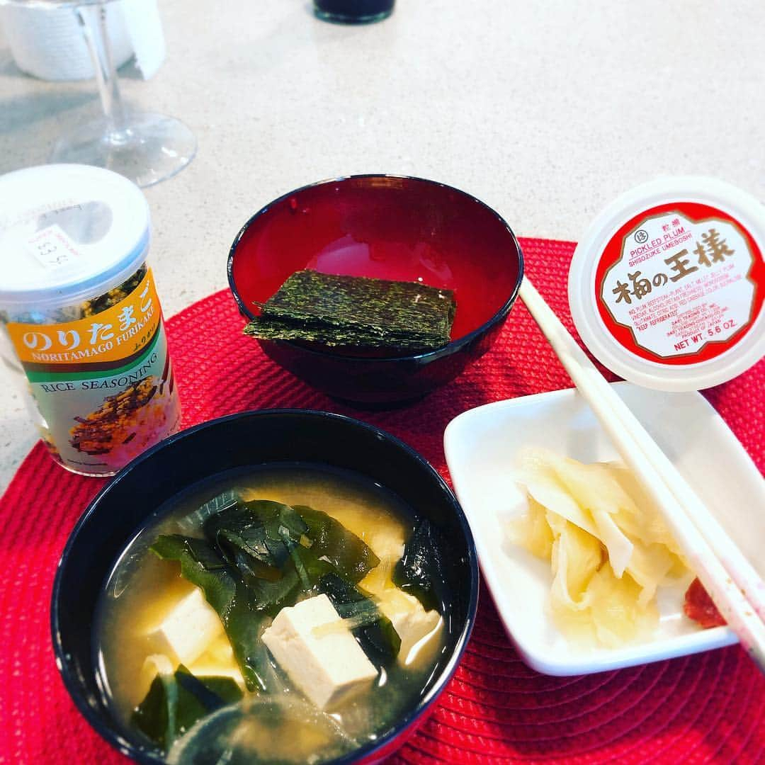 古閑美保さんのインスタグラム写真 - (古閑美保Instagram)「このセットがあればご飯2杯いけます。子供の頃からご飯と海苔だけで3杯食べてましたので最近は味噌汁やガリや梅干しも増えて2杯になりましたので大人になったなと1人ぼんやりランチしてます。 子供たちは今日も元気にテーマパークへ行くようにゴルフバック抱えて飛び出して行きました😊」4月4日 1時10分 - kogamihokogamiho