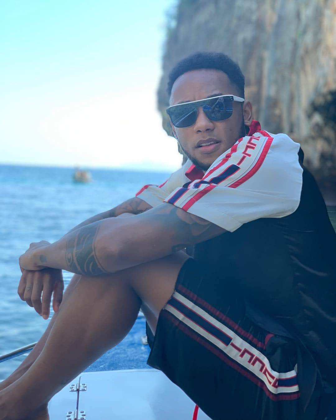 ラファエル・ダ・シルバのインスタグラム：「Éh, idade chegando 😂. Obrigado meu Senhor, só tenho agradecer por tudo que tens feito em minha vida, obrigado por mais um ano com saúde, brilho nos olhos  e muita vontade de continuar crescendo #happybirthdaytome 2.7 GTS 🎈 🎂」