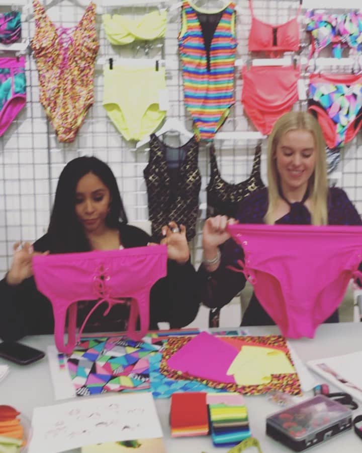 ニコール・ ポリッツィのインスタグラム：「The SNOOKINI design process is my favorite because I get to add all the things that i can’t find in bathing suits: tummy control, extra stretch & versatile straps! 🔥NEW DESIGNS NOW AVAILABLE FOR THIS SUMMER!🔥 link in bio- hope you mawmas feel comfortable & sexy in my suits! @thesnookishop」