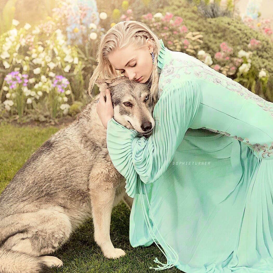 ソフィー・ターナーさんのインスタグラム写真 - (ソフィー・ターナーInstagram)「It’s almost like it’s Sansa and Lady all over again 😭❤️ one of my favorite photos from @bazaaruk! 📸 by @richardphibbs」4月4日 1時26分 - sophieturner