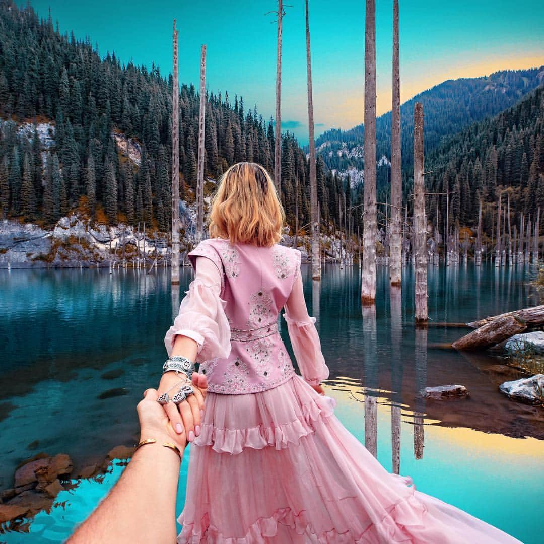Murad Osmannのインスタグラム：「#Followmeto Qazaqstan Kaindy Lake. Love it’s blue colours and the trees sticking out of the cold water. Who has seen our video from Qazaqstan? Do you like it? #Следуйзамной к озеру Каинды и утонувшему лесу. Каинды образовалось естественным путем в 1911 году, когда во время землетрясения ущелье было перекрыто оползнем. Постепенно образовавшееся пространство заполнилось водой и погрузило в свои пучины хвойный лес, росший в долине. Когда первый раз видишь озеро - то не веришь, что этот бюрюзовый цвет настоящий.. Ребят, кто смотрел наш ролик из Казахстана? Понравилось? :)」