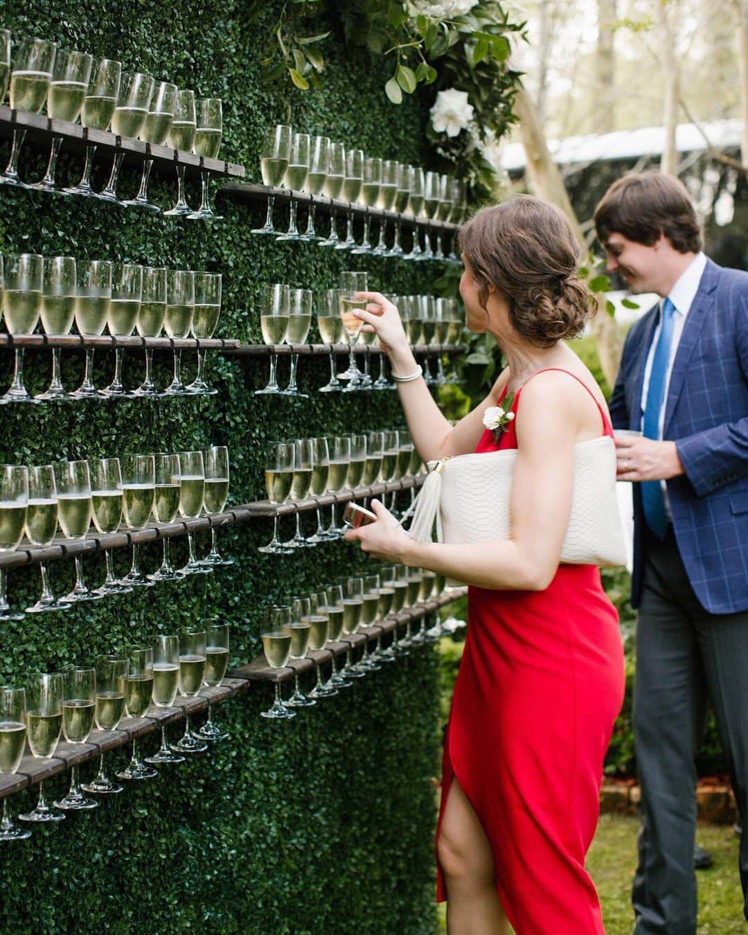 マーサ・スチュワートさんのインスタグラム写真 - (マーサ・スチュワートInstagram)「One way to delight guests at your outdoor wedding this summer? ☀️ With a beautiful greenery wall...of champagne! 🥂 Not only is it low maintenance (no servers needed!), it might just double as the perfect backdrop for those impromptu photo-ops! 🤳🏼 Tag a bride-to-be who would love this idea! 👰🏻 And get more wedding ideas at the link in bio. 👆🏼#weddingwednesday #regram via @martha_weddings | 📷: @erinmccall_ | 📋: @thegracefulhost | 🌿: @doris_ione | production: @luminousevents」4月4日 1時26分 - marthastewart