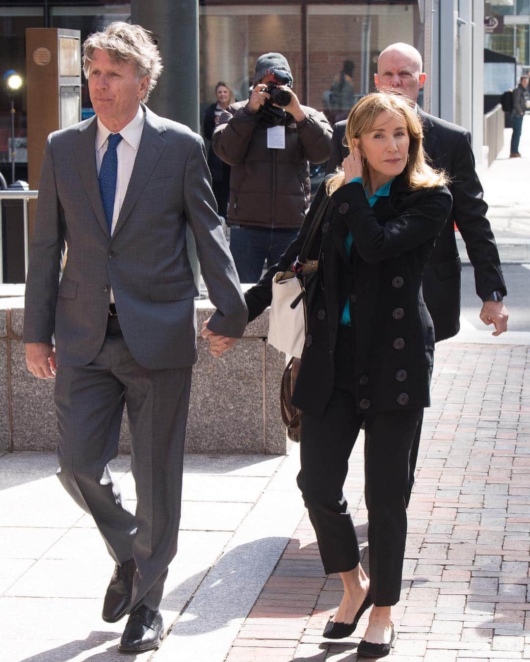 Just Jaredさんのインスタグラム写真 - (Just JaredInstagram)「Felicity Huffman arrives at court holding hands with a man presumed to be her lawyer. She’s facing felony charges in the college admissions scandal.  #FelicityHuffman Photos: Splash News」4月4日 1時30分 - justjared