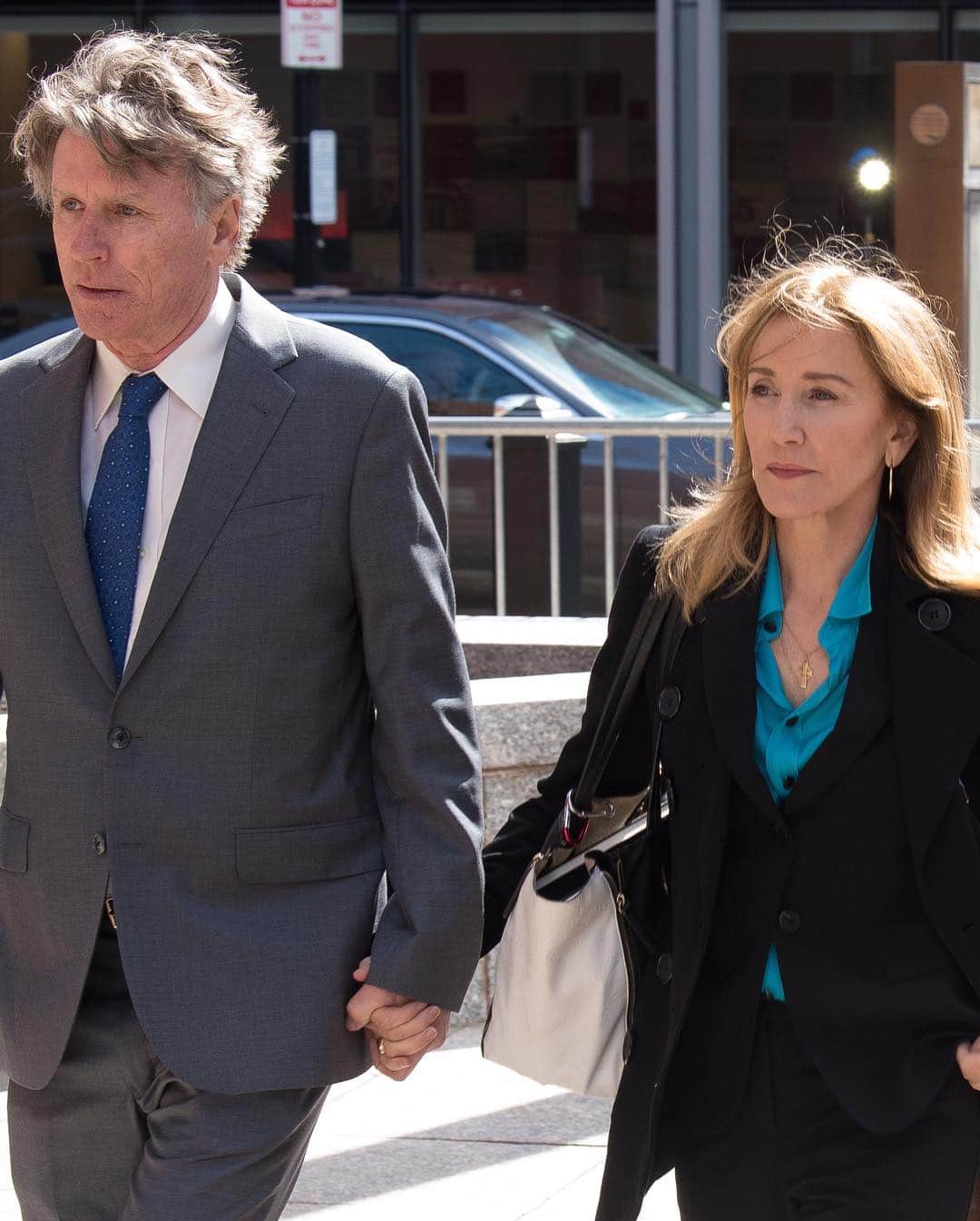 Just Jaredさんのインスタグラム写真 - (Just JaredInstagram)「Felicity Huffman arrives at court holding hands with a man presumed to be her lawyer. She’s facing felony charges in the college admissions scandal.  #FelicityHuffman Photos: Splash News」4月4日 1時30分 - justjared