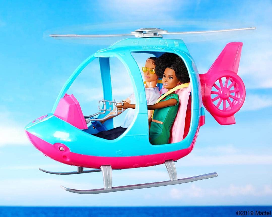 バービーさんのインスタグラム写真 - (バービーInstagram)「With so much world to see, it’s about time these two take to the skies! Shop the #Barbie Travel Helicopter via the link in bio. 🚁⁣」4月4日 1時30分 - barbie