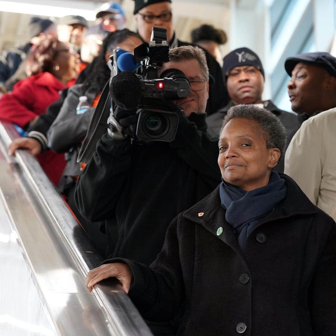 ニューヨーク・タイムズさんのインスタグラム写真 - (ニューヨーク・タイムズInstagram)「Lori Lightfoot, a 56-year-old former prosecutor, made history Tuesday when she won the election to be Chicago’s next mayor. When she takes office in May, replacing Rahm Emanuel, she will be the city’s first black woman and first openly gay person to serve as mayor. @lightfootforchi, who has never held elective office, easily won the runoff race, overwhelming Toni Preckwinkle, a better-known, longtime politician, and turning her outsider status into an asset in a city with a history of corruption and insider dealings. Our photographer @michelleagins has spent weeks in #Chicago capturing the race. She shot this first photo and last photo on Tuesday. Swipe left to see people peering into an event at a Lightfoot field office in March, as well as Lightfoot greeting voters and embracing her daughter. Visit the link in our profile to read more.」4月4日 1時41分 - nytimes