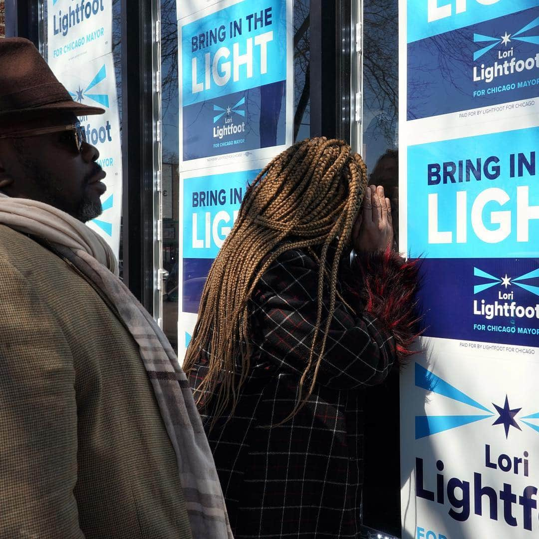 ニューヨーク・タイムズさんのインスタグラム写真 - (ニューヨーク・タイムズInstagram)「Lori Lightfoot, a 56-year-old former prosecutor, made history Tuesday when she won the election to be Chicago’s next mayor. When she takes office in May, replacing Rahm Emanuel, she will be the city’s first black woman and first openly gay person to serve as mayor. @lightfootforchi, who has never held elective office, easily won the runoff race, overwhelming Toni Preckwinkle, a better-known, longtime politician, and turning her outsider status into an asset in a city with a history of corruption and insider dealings. Our photographer @michelleagins has spent weeks in #Chicago capturing the race. She shot this first photo and last photo on Tuesday. Swipe left to see people peering into an event at a Lightfoot field office in March, as well as Lightfoot greeting voters and embracing her daughter. Visit the link in our profile to read more.」4月4日 1時41分 - nytimes