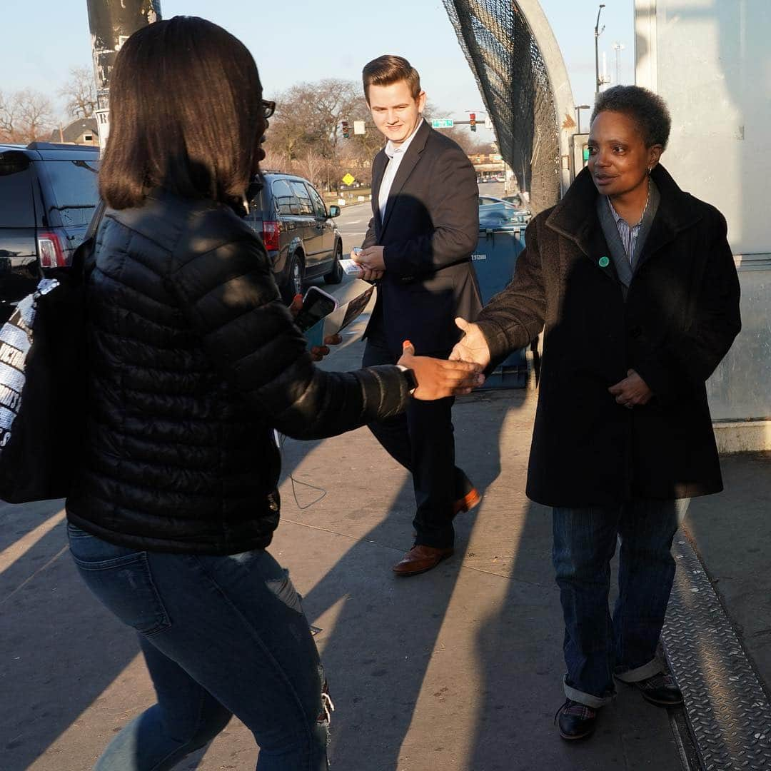 ニューヨーク・タイムズさんのインスタグラム写真 - (ニューヨーク・タイムズInstagram)「Lori Lightfoot, a 56-year-old former prosecutor, made history Tuesday when she won the election to be Chicago’s next mayor. When she takes office in May, replacing Rahm Emanuel, she will be the city’s first black woman and first openly gay person to serve as mayor. @lightfootforchi, who has never held elective office, easily won the runoff race, overwhelming Toni Preckwinkle, a better-known, longtime politician, and turning her outsider status into an asset in a city with a history of corruption and insider dealings. Our photographer @michelleagins has spent weeks in #Chicago capturing the race. She shot this first photo and last photo on Tuesday. Swipe left to see people peering into an event at a Lightfoot field office in March, as well as Lightfoot greeting voters and embracing her daughter. Visit the link in our profile to read more.」4月4日 1時41分 - nytimes