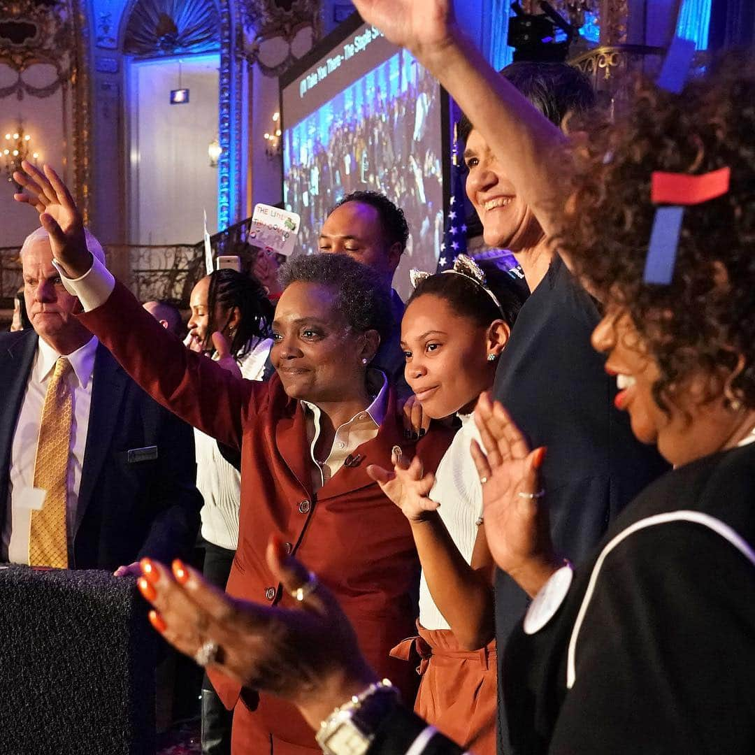 ニューヨーク・タイムズさんのインスタグラム写真 - (ニューヨーク・タイムズInstagram)「Lori Lightfoot, a 56-year-old former prosecutor, made history Tuesday when she won the election to be Chicago’s next mayor. When she takes office in May, replacing Rahm Emanuel, she will be the city’s first black woman and first openly gay person to serve as mayor. @lightfootforchi, who has never held elective office, easily won the runoff race, overwhelming Toni Preckwinkle, a better-known, longtime politician, and turning her outsider status into an asset in a city with a history of corruption and insider dealings. Our photographer @michelleagins has spent weeks in #Chicago capturing the race. She shot this first photo and last photo on Tuesday. Swipe left to see people peering into an event at a Lightfoot field office in March, as well as Lightfoot greeting voters and embracing her daughter. Visit the link in our profile to read more.」4月4日 1時41分 - nytimes