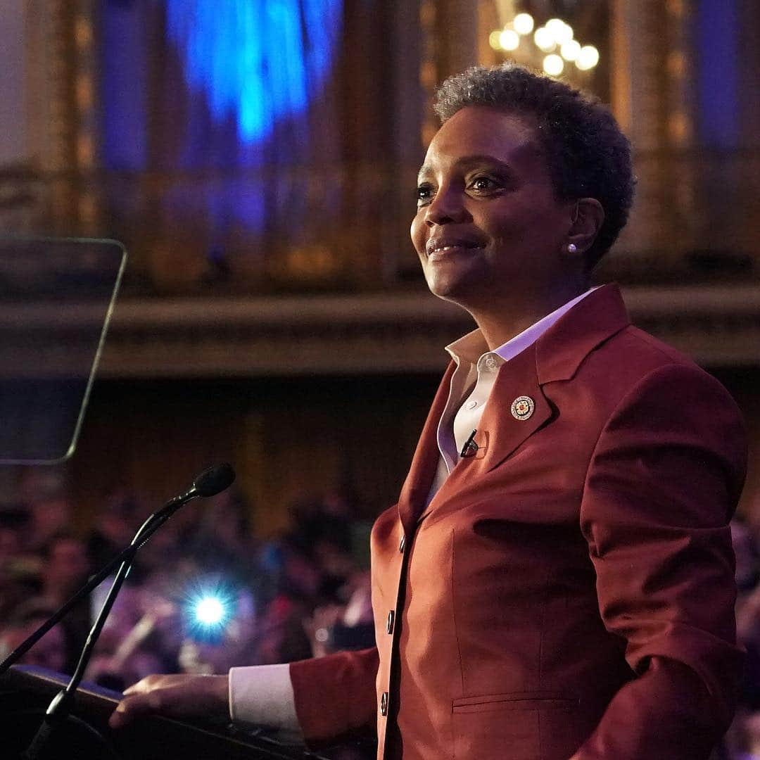 ニューヨーク・タイムズさんのインスタグラム写真 - (ニューヨーク・タイムズInstagram)「Lori Lightfoot, a 56-year-old former prosecutor, made history Tuesday when she won the election to be Chicago’s next mayor. When she takes office in May, replacing Rahm Emanuel, she will be the city’s first black woman and first openly gay person to serve as mayor. @lightfootforchi, who has never held elective office, easily won the runoff race, overwhelming Toni Preckwinkle, a better-known, longtime politician, and turning her outsider status into an asset in a city with a history of corruption and insider dealings. Our photographer @michelleagins has spent weeks in #Chicago capturing the race. She shot this first photo and last photo on Tuesday. Swipe left to see people peering into an event at a Lightfoot field office in March, as well as Lightfoot greeting voters and embracing her daughter. Visit the link in our profile to read more.」4月4日 1時41分 - nytimes