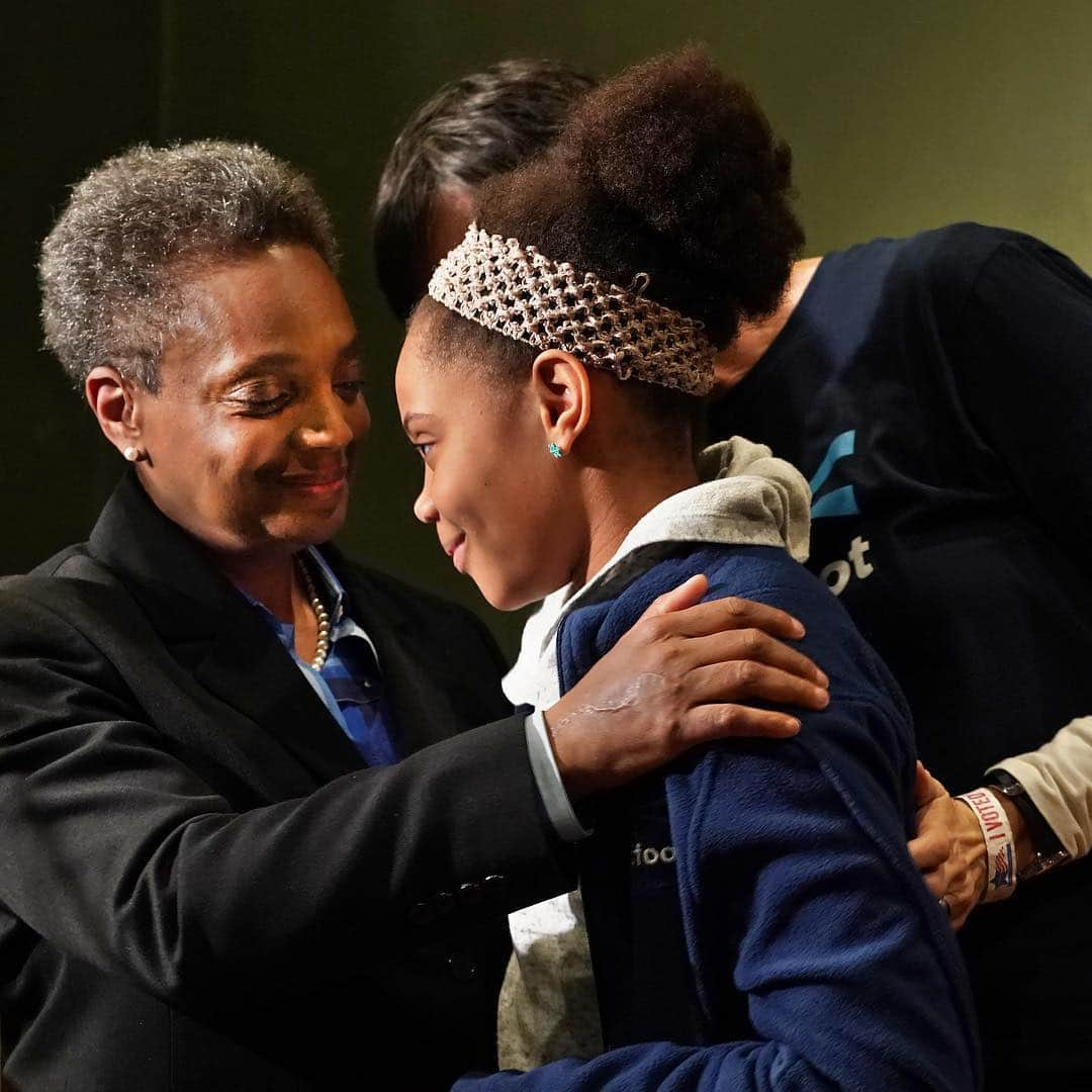 ニューヨーク・タイムズさんのインスタグラム写真 - (ニューヨーク・タイムズInstagram)「Lori Lightfoot, a 56-year-old former prosecutor, made history Tuesday when she won the election to be Chicago’s next mayor. When she takes office in May, replacing Rahm Emanuel, she will be the city’s first black woman and first openly gay person to serve as mayor. @lightfootforchi, who has never held elective office, easily won the runoff race, overwhelming Toni Preckwinkle, a better-known, longtime politician, and turning her outsider status into an asset in a city with a history of corruption and insider dealings. Our photographer @michelleagins has spent weeks in #Chicago capturing the race. She shot this first photo and last photo on Tuesday. Swipe left to see people peering into an event at a Lightfoot field office in March, as well as Lightfoot greeting voters and embracing her daughter. Visit the link in our profile to read more.」4月4日 1時41分 - nytimes