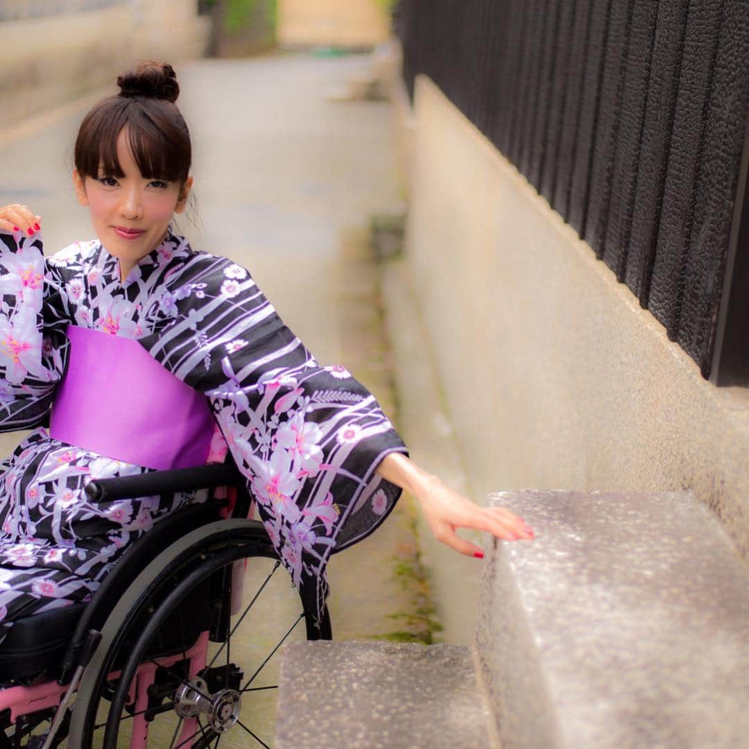 麻生真里さんのインスタグラム写真 - (麻生真里Instagram)「Try wearing a Japanese dress. この髪型のチョイスか謎😂 #portrait #portraitmood #portrait_star #portraits_ig #portrait_shots #likes #portrait_universe #disabledfashion #wheelchairgirl  #wheelchairbarbie #best_photogram #wheelchairlife #japanesedress #yukata #ポートレートモデル #カメラマンさん募集 #モデル #作品撮りモデル #麻生真里 #写真が好きな人と繋がりたい #写真撮ってる人と繋がりたい #バリナビ #車椅子モデル #車椅子タレント #被写体 #ポートレートモデル  #フリーモデル #ポートレート #カメラマンさんと繋がりたい #着物 #浴衣」4月4日 1時42分 - mariaso_official