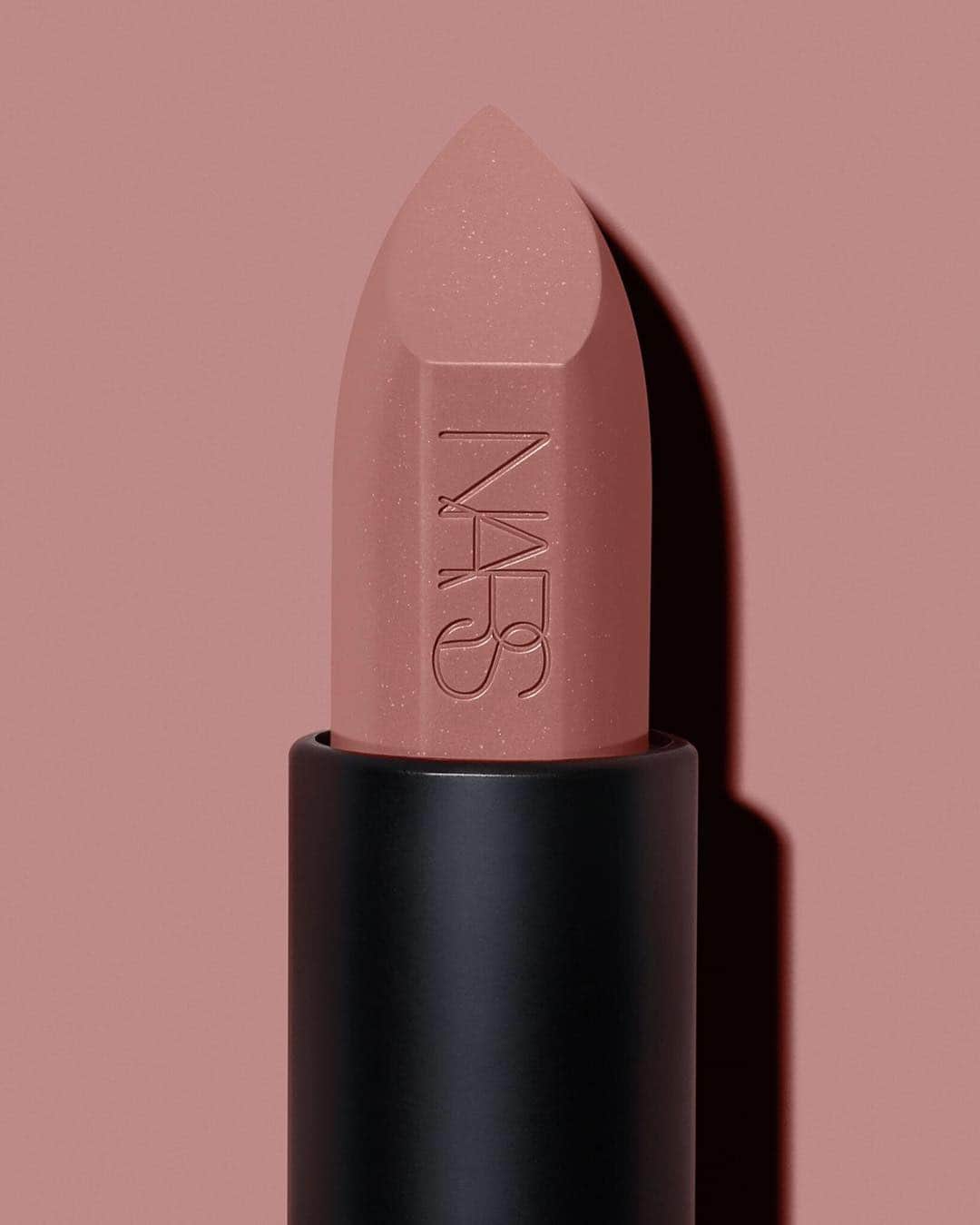 NARSさんのインスタグラム写真 - (NARSInstagram)「Nude mood. Discover the best-selling Barbara Audacious Lipstick via the shop tab in our profile. #NARSissist」4月4日 1時42分 - narsissist