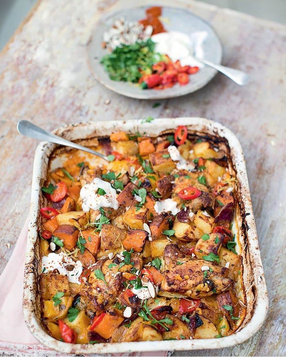 ジェイミー・オリヴァーさんのインスタグラム写真 - (ジェイミー・オリヴァーInstagram)「Vibrant, fresh AND tasty, this chicken and chorizo bake is packed full of good stuff like peppers, sweet potatoes and almonds. P150 in Super Food Family Classics. Get cooking lovely people x #DinnerInspiration #Traybake」4月4日 1時46分 - jamieoliver