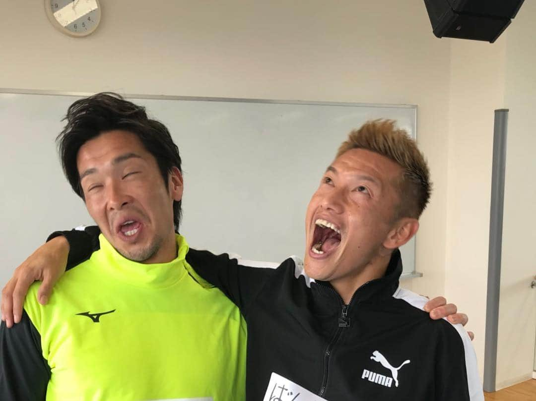 播戸竜二さんのインスタグラム写真 - (播戸竜二Instagram)「『ジュニアサッカースクール』 ・ 日清オイリオさん、阪急オアシスさん、イズミヤさんのサッカーイベントに加地と参加してきました！ ・ スペシャルコーチの加地亮のアシストとして、子供達と触れ合ってきました⚽️ ・ 加地がメニューを考えやりましたが、最高に楽しかったし、みんなが笑顔でした！ ・ ばんちゃんコーチも、子供達に大人気でした！ ・ こういうのをもっとやりたいですし、いろいろな企業が応援してくれたら嬉しいです！ ・ 子供達は未来です！ ・ サッカースクールの後は、懇親会に参加しました！皆さんサッカー人、人生の先輩方で、いろいろ勉強させていただきました！ ・ こういう繋がりがある、サッカーって、やっぱり最高やね！ ・ ・ #ジュニアサッカースクール #日清オイリオ さん #阪急オアシス さん #イズミヤ さん #国分西日本 さん #サッカーを応援してくれる企業さん #これからもサッカー発展の為によろしくお願いします #加地亮 #アキラ  #播戸竜二 #ばんちゃん  #コーチ #子供達が笑顔になるのは嬉しい #いろいろな場所でやっていきたい #変顔シリーズ #サッカーのある人生」4月4日 1時46分 - ryuji_bando