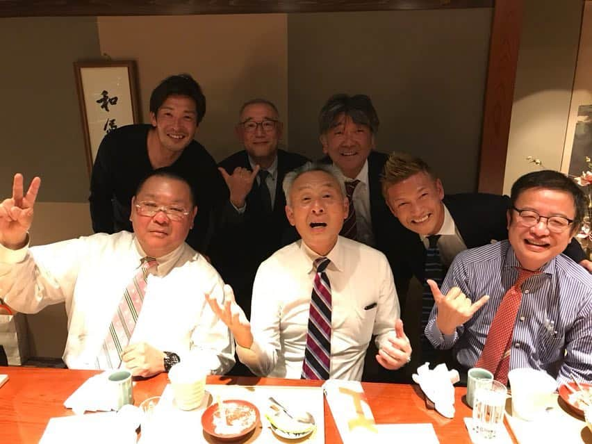 播戸竜二さんのインスタグラム写真 - (播戸竜二Instagram)「『ジュニアサッカースクール』 ・ 日清オイリオさん、阪急オアシスさん、イズミヤさんのサッカーイベントに加地と参加してきました！ ・ スペシャルコーチの加地亮のアシストとして、子供達と触れ合ってきました⚽️ ・ 加地がメニューを考えやりましたが、最高に楽しかったし、みんなが笑顔でした！ ・ ばんちゃんコーチも、子供達に大人気でした！ ・ こういうのをもっとやりたいですし、いろいろな企業が応援してくれたら嬉しいです！ ・ 子供達は未来です！ ・ サッカースクールの後は、懇親会に参加しました！皆さんサッカー人、人生の先輩方で、いろいろ勉強させていただきました！ ・ こういう繋がりがある、サッカーって、やっぱり最高やね！ ・ ・ #ジュニアサッカースクール #日清オイリオ さん #阪急オアシス さん #イズミヤ さん #国分西日本 さん #サッカーを応援してくれる企業さん #これからもサッカー発展の為によろしくお願いします #加地亮 #アキラ  #播戸竜二 #ばんちゃん  #コーチ #子供達が笑顔になるのは嬉しい #いろいろな場所でやっていきたい #変顔シリーズ #サッカーのある人生」4月4日 1時46分 - ryuji_bando