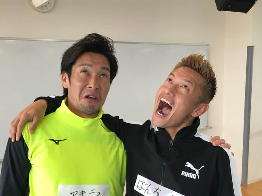 播戸竜二さんのインスタグラム写真 - (播戸竜二Instagram)「『ジュニアサッカースクール』 ・ 日清オイリオさん、阪急オアシスさん、イズミヤさんのサッカーイベントに加地と参加してきました！ ・ スペシャルコーチの加地亮のアシストとして、子供達と触れ合ってきました⚽️ ・ 加地がメニューを考えやりましたが、最高に楽しかったし、みんなが笑顔でした！ ・ ばんちゃんコーチも、子供達に大人気でした！ ・ こういうのをもっとやりたいですし、いろいろな企業が応援してくれたら嬉しいです！ ・ 子供達は未来です！ ・ サッカースクールの後は、懇親会に参加しました！皆さんサッカー人、人生の先輩方で、いろいろ勉強させていただきました！ ・ こういう繋がりがある、サッカーって、やっぱり最高やね！ ・ ・ #ジュニアサッカースクール #日清オイリオ さん #阪急オアシス さん #イズミヤ さん #国分西日本 さん #サッカーを応援してくれる企業さん #これからもサッカー発展の為によろしくお願いします #加地亮 #アキラ  #播戸竜二 #ばんちゃん  #コーチ #子供達が笑顔になるのは嬉しい #いろいろな場所でやっていきたい #変顔シリーズ #サッカーのある人生」4月4日 1時46分 - ryuji_bando