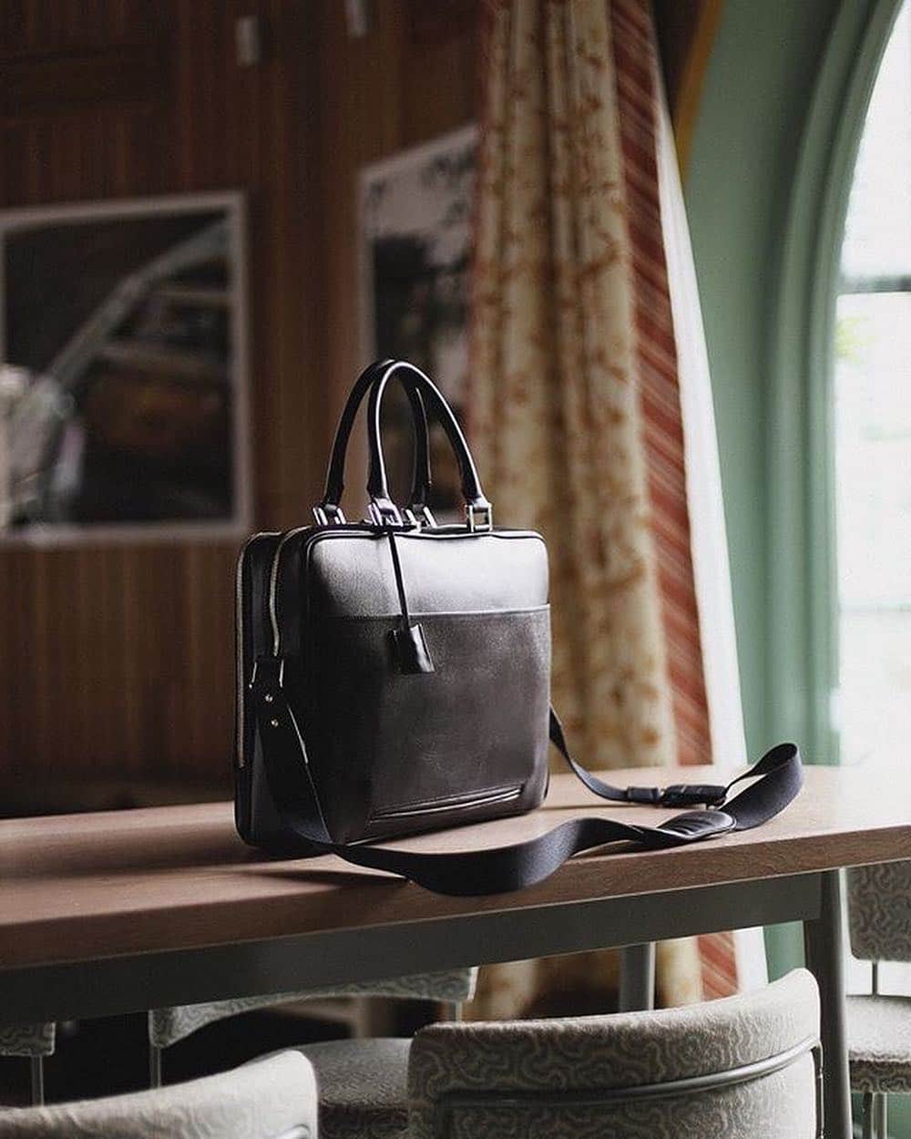 のインスタグラム：「The Trudeau is the ultimate carry-all briefcase—featuring custom designed compartments to hold & organize your laptop, phone, cards, pens, documents and travel wallet. Discover our men's bags with thoughtful details. Link in bio. — #repost @calexico_man #wantlesessentiels #leatherbag #design」