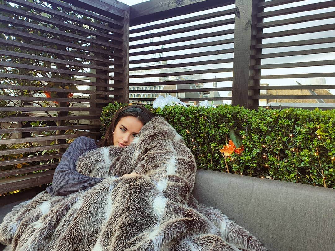 ジョージア・メイ・フットのインスタグラム：「Snug as bug inna rug 🐞」