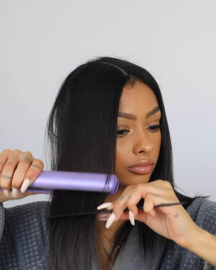 ジェイデ・ピアスのインスタグラム：「As you all know, my hair is naturally curly but I do love to switch it up sometimes! @theOuai hair products help to get my hair silky smooth and offer heat protection at the same time!🖤 #ad Products used: @theouai memory mist (heat protectant) @theouai medium hair spray @theouai hair and body shine mist」