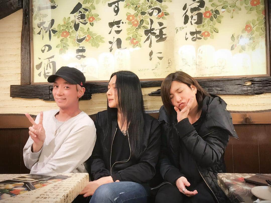 靖乃さんのインスタグラム写真 - (靖乃Instagram)「先日の進藤 渉・レイとの呑みを経て… Soanからの「俺も会いたいんだけど‼︎」っていうジェラシーなLINEを受け(笑)本日はSoan・渉・靖乃の3人で秘密の会合(⁉︎)でした☆ 昨日に続いて種撒きの時間 有意義に楽しんでおります♪  #靖乃 #Soan #進藤渉」4月4日 2時10分 - yasuno_official