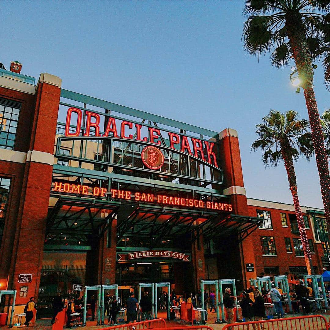 Oracle Corp. （オラクル）さんのインスタグラム写真 - (Oracle Corp. （オラクル）Instagram)「⚾️TICKET GIVEAWAY!⚾️ @OraclePark opens for the first @SFGiants home game on April 5. Who do you want to take to the ballgame? . 👇 Tag them below for a chance to win 2 tickets! #️⃣ Use these tags to enter: @OraclePark, @SFGiants, #OracleParkGiveaway, #SFGOpeningDay  Good luck! See link in bio for rules.」4月4日 2時11分 - oracle