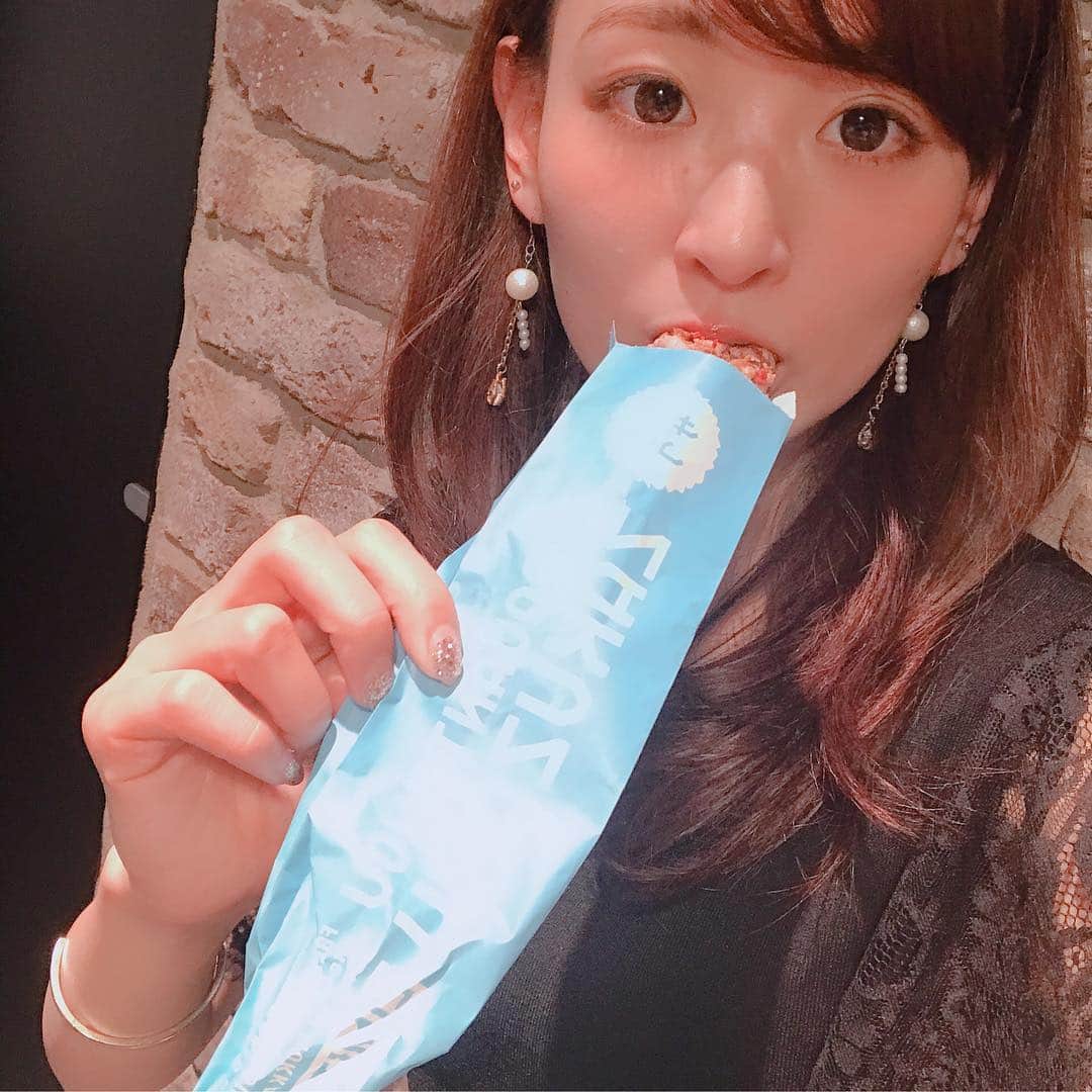 福田朱子さんのインスタグラム写真 - (福田朱子Instagram)「#eQキャンプ 楽しかったなー🎶 . 詳しい内容は観てくれたみんなとのメモリー🍀にするとしてw . . 映え写真対決では負けてしまいましたが、、、 . 映え写真を撮るために一生懸命頑張ったからw . #zakuzaku #期間限定 #販売中 の #いちごザク を全員いただくことができましたーーー！！！！ . @bakecheesetart 様ありがとうございました😊 . いちごザク、最高に美味しかった。 最強。 . ほんとに最強に美味しかったの。 いちご系スイーツってね、 私はあまり酸っぱいのは苦手なんだけど、 中のクリームの酸味がちょーーーーーどいい塩梅、いやちょうど良すぎで、 甘すぎないの！！ . でも、生地の周りにストロベリーチョコがついてたり、 舌にちょくちょくこんにちはする甘さがもうたまらんっっ😍！！ . 放送終わってからも一人で永遠に「本当に美味しい」って呟きまくってたww . . 5月31日までだから、絶対それまでにまた食べたい！ いけるかな？！ . みんなも是非是非是非是非食べて見てほしい🍓✨ . 2枚目は、見事勝利のＡチームの、映え写真✨ を、拝借しましたw . . 3枚目は、映え写真✨ を撮るために一生懸命花びらを撒いている私。 . が、もはや“映え”ということで提出して見事負けたやつ。w . . #harajuku #ikebukuro #strawberry #ストロベリー #sweet #instagood #インスタ映え #本気で美味しい #まじで美味しい」4月4日 2時12分 - syuko29