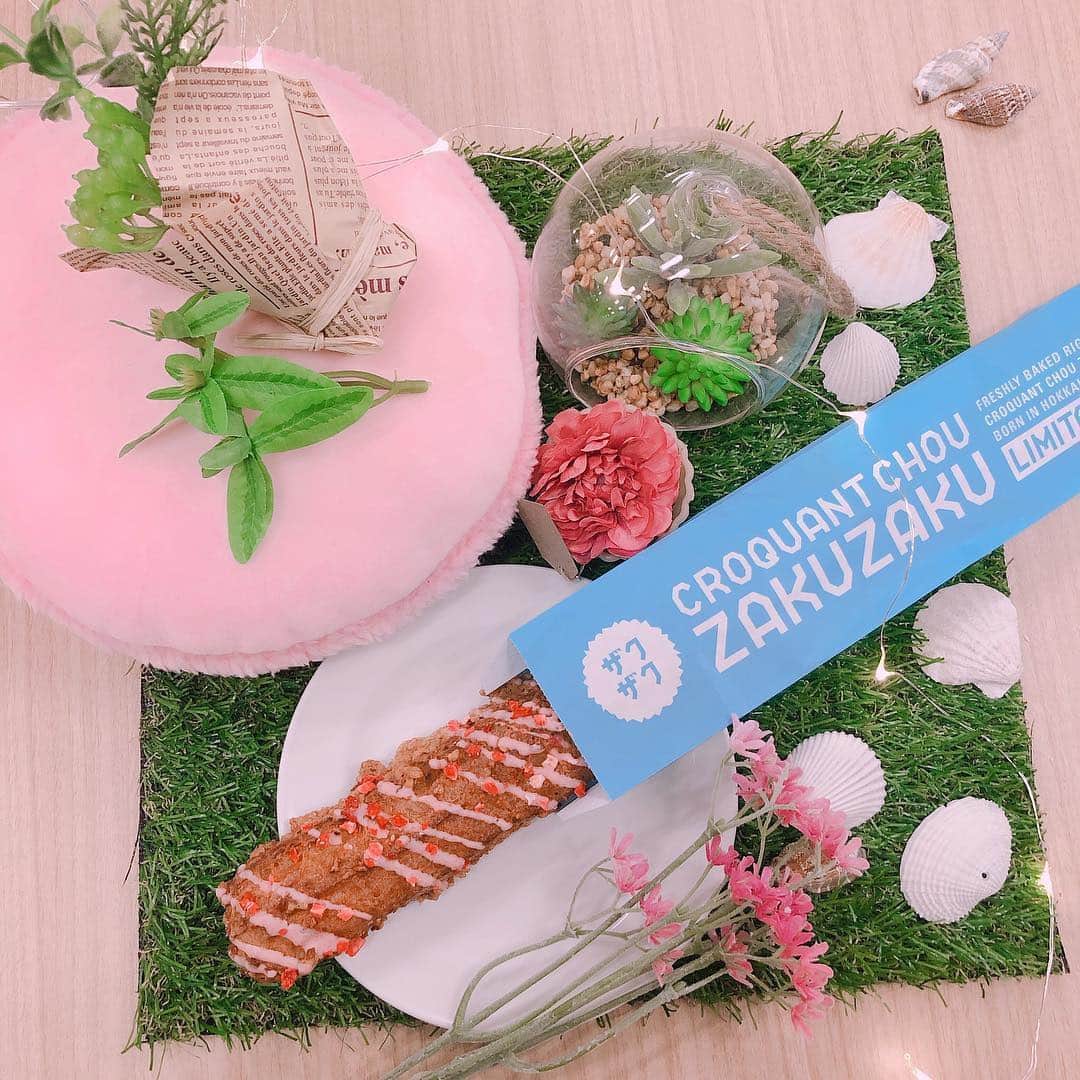 福田朱子さんのインスタグラム写真 - (福田朱子Instagram)「#eQキャンプ 楽しかったなー🎶 . 詳しい内容は観てくれたみんなとのメモリー🍀にするとしてw . . 映え写真対決では負けてしまいましたが、、、 . 映え写真を撮るために一生懸命頑張ったからw . #zakuzaku #期間限定 #販売中 の #いちごザク を全員いただくことができましたーーー！！！！ . @bakecheesetart 様ありがとうございました😊 . いちごザク、最高に美味しかった。 最強。 . ほんとに最強に美味しかったの。 いちご系スイーツってね、 私はあまり酸っぱいのは苦手なんだけど、 中のクリームの酸味がちょーーーーーどいい塩梅、いやちょうど良すぎで、 甘すぎないの！！ . でも、生地の周りにストロベリーチョコがついてたり、 舌にちょくちょくこんにちはする甘さがもうたまらんっっ😍！！ . 放送終わってからも一人で永遠に「本当に美味しい」って呟きまくってたww . . 5月31日までだから、絶対それまでにまた食べたい！ いけるかな？！ . みんなも是非是非是非是非食べて見てほしい🍓✨ . 2枚目は、見事勝利のＡチームの、映え写真✨ を、拝借しましたw . . 3枚目は、映え写真✨ を撮るために一生懸命花びらを撒いている私。 . が、もはや“映え”ということで提出して見事負けたやつ。w . . #harajuku #ikebukuro #strawberry #ストロベリー #sweet #instagood #インスタ映え #本気で美味しい #まじで美味しい」4月4日 2時12分 - syuko29